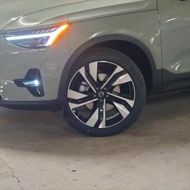 2025 Volvo XC40 B5 Plus Dark Theme