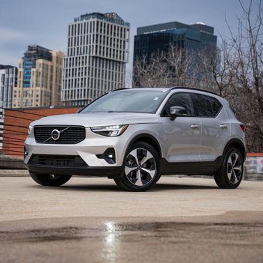 Silver Dawn Metallic 2025 Volvo XC40 B5 Plus Dark Theme