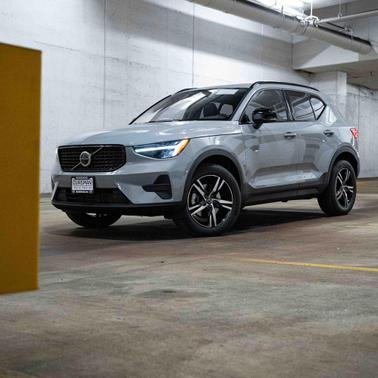 2026 Volvo XC40 Core, B5 AWD Gas (mild hybrid), Dark