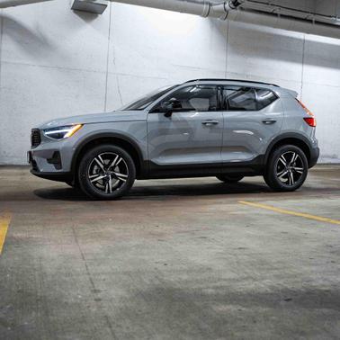 2026 Volvo XC40 Core, B5 AWD Gas (mild hybrid), Dark