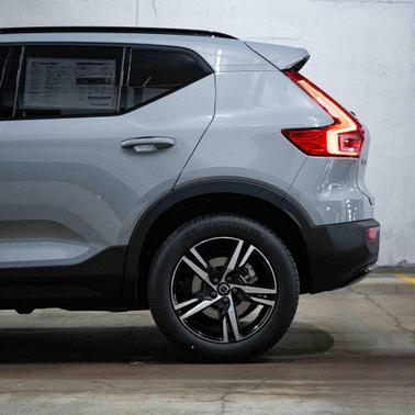 2026 Volvo XC40 Core, B5 AWD Gas (mild hybrid), Dark