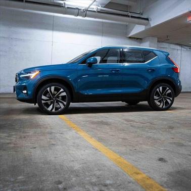 2025 Volvo XC40 B5 Ultra Bright Theme