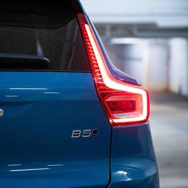 2025 Volvo XC40 B5 Ultra Bright Theme