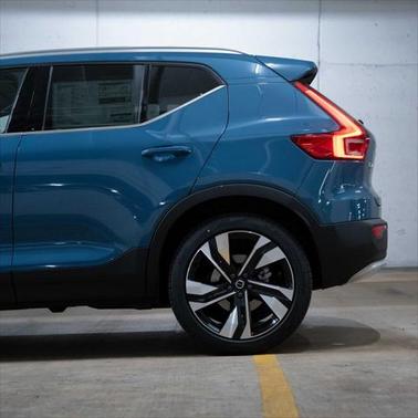 2025 Volvo XC40 B5 Ultra Bright Theme