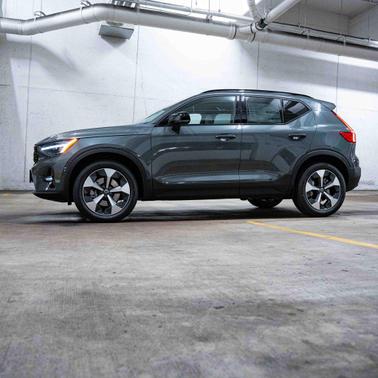 2026 Volvo XC40 Plus, B5 AWD Gas (mild hybrid), Dark