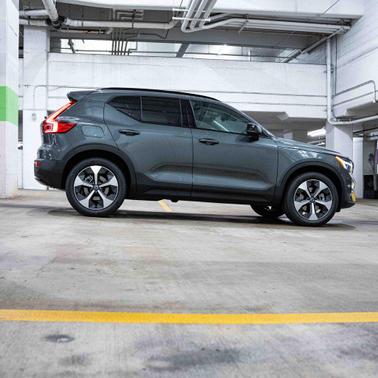 2026 Volvo XC40 Plus, B5 AWD Gas (mild hybrid), Dark