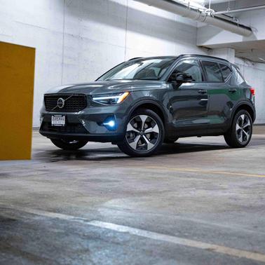 2026 Volvo XC40 Plus, B5 AWD Gas (mild hybrid), Dark