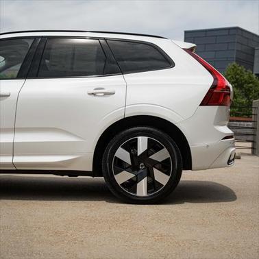 2023 Volvo XC60 Recharge Plug-In Hybrid T8 Plus Dark Theme