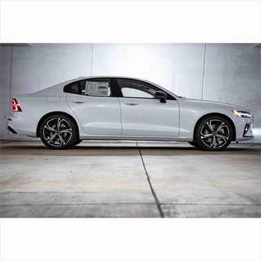2024 Volvo S60 B5 Plus Dark Theme