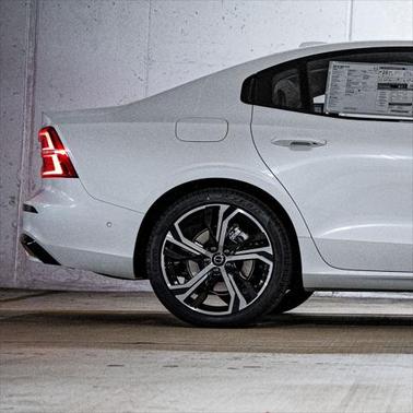 2024 Volvo S60 B5 Plus Dark Theme