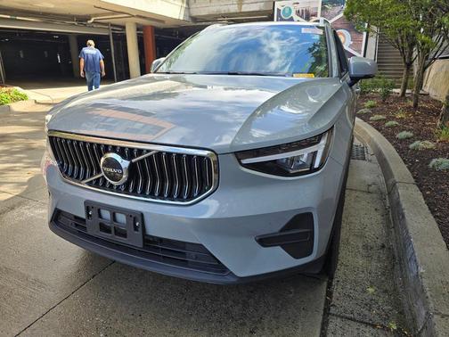 2025 Volvo XC40 B5 Core Bright Theme