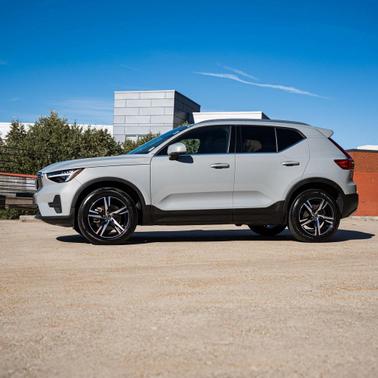 2025 Volvo XC40 B5 Core Bright Theme