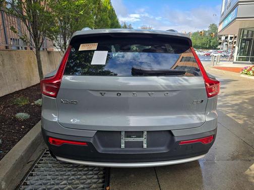2025 Volvo XC40 B5 Core Bright Theme