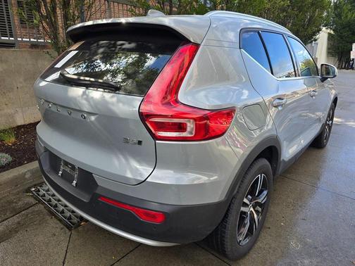 2025 Volvo XC40 B5 Core Bright Theme