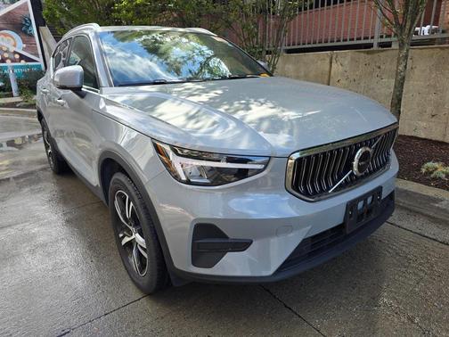 2025 Volvo XC40 B5 Core Bright Theme