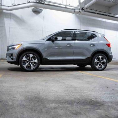 2025 Volvo XC40 B5 Plus Dark Theme