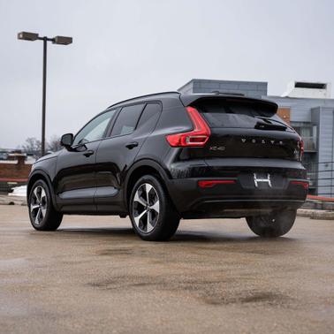 2025 Volvo XC40 B5 Plus Dark Theme