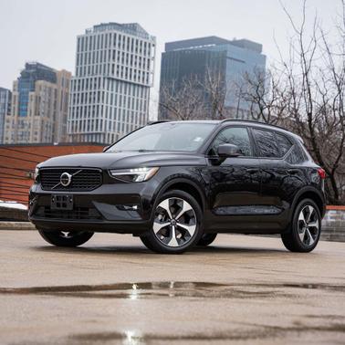 2025 Volvo XC40 B5 Plus Dark Theme