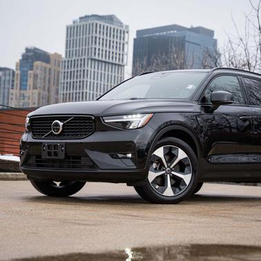 2025 Volvo XC40 B5 Plus Dark Theme