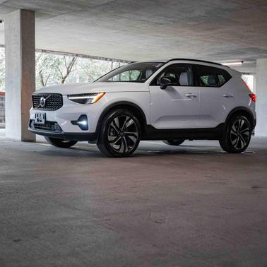 2023 Volvo XC40 B5 Plus Dark Theme