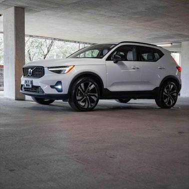 2023 Volvo XC40 B5 Plus Dark Theme