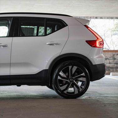 2023 Volvo XC40 B5 Plus Dark Theme