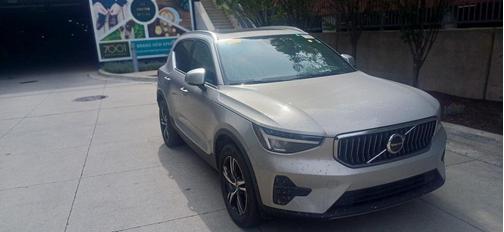 2025 Volvo XC40 B5 Core Bright Theme