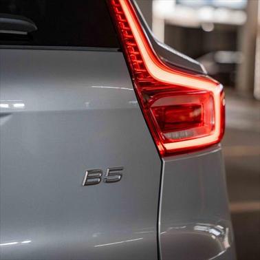 2025 Volvo XC40 B5 Core Bright Theme