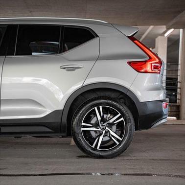 2025 Volvo XC40 B5 Core Bright Theme