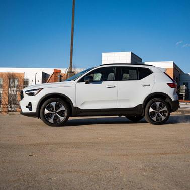 2026 Volvo XC40 Plus, B5 AWD Gas (mild hybrid), Dark