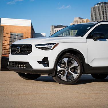 2026 Volvo XC40 Plus, B5 AWD Gas (mild hybrid), Dark