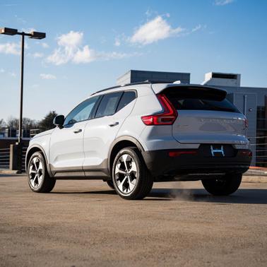 2026 Volvo XC40 Plus, B5 AWD Gas (mild hybrid), Dark