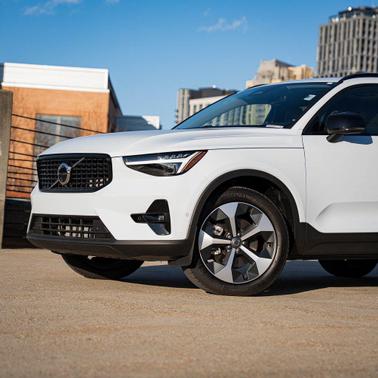 2026 Volvo XC40 Plus, B5 AWD Gas (mild hybrid), Dark