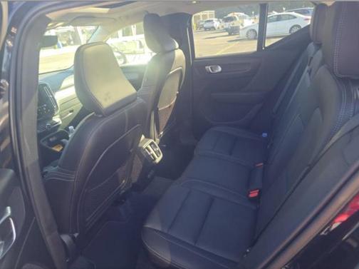 2025 Volvo XC40 B5 Core Bright Theme