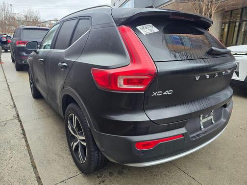 2025 Volvo XC40 B5 Core Bright Theme