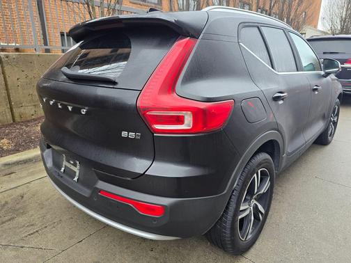 2025 Volvo XC40 B5 Core Bright Theme