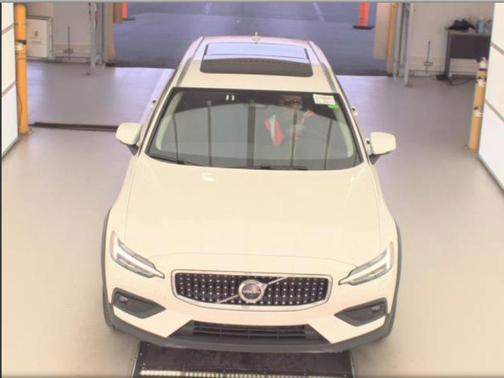 2025 Volvo V60 Cross Country B5 Plus