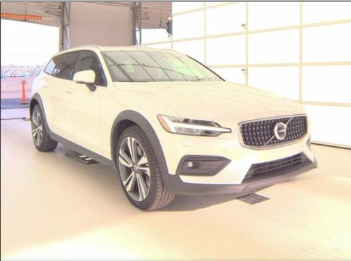 2025 Volvo V60 Cross Country B5 Plus