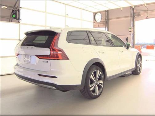 2025 Volvo V60 Cross Country B5 Plus