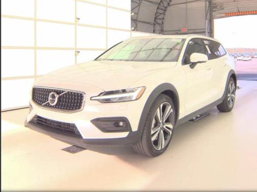 2025 Volvo V60 Cross Country B5 Plus