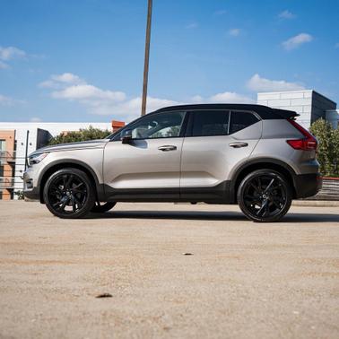 2022 Volvo XC40 T5 R-Design