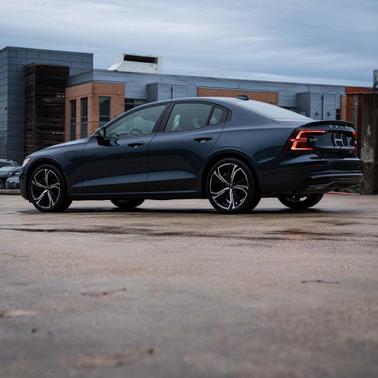 2023 Volvo S60 Recharge Plug-In Hybrid T8 Plus Dark Theme