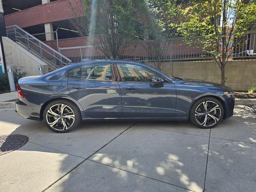 2023 Volvo S60 Recharge Plug-In Hybrid T8 Plus Dark Theme