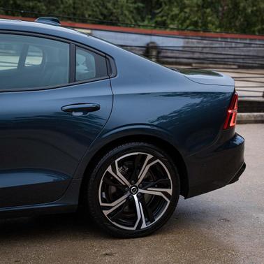 2023 Volvo S60 Recharge Plug-In Hybrid T8 Plus Dark Theme