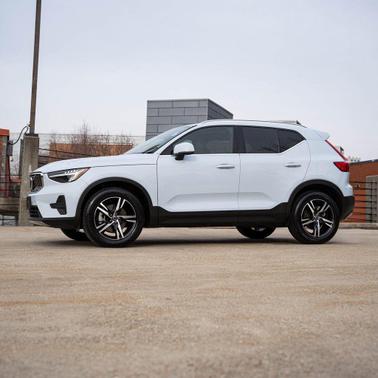 2025 Volvo XC40 B5 Core Bright Theme