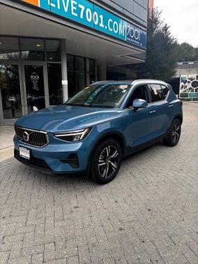 2025 Volvo XC40 B5 Core Bright Theme