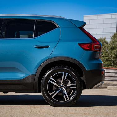 2025 Volvo XC40 B5 Core Bright Theme