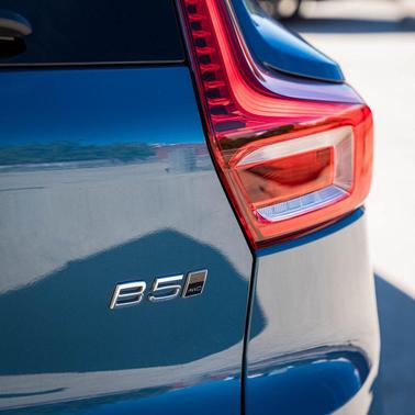 2025 Volvo XC40 B5 Core Bright Theme