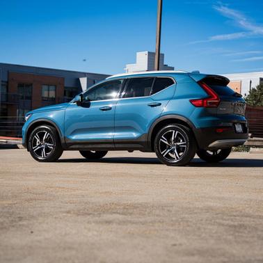 2025 Volvo XC40 B5 Core Bright Theme