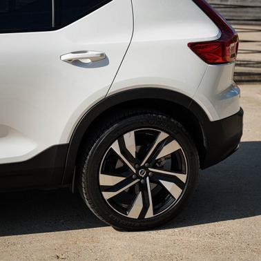 2023 Volvo XC40 B5 Plus Dark Theme